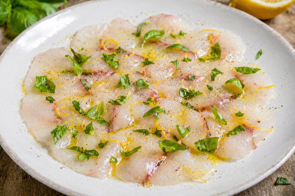 Carpaccio de bar frais aux basilic