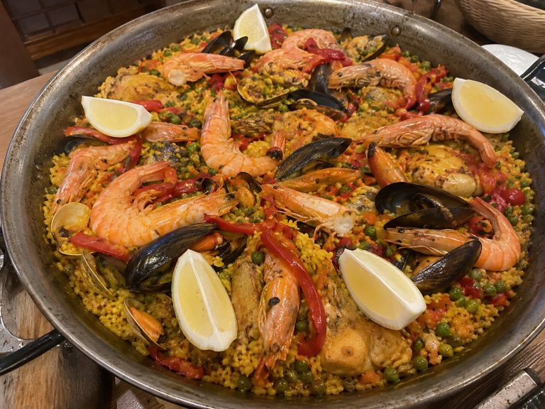 un plat de paëlla. Découvrez la recette de la paëlla aux fruits de mer